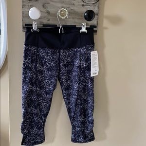 “Hop to it” Lululemon crop. Medium rise.